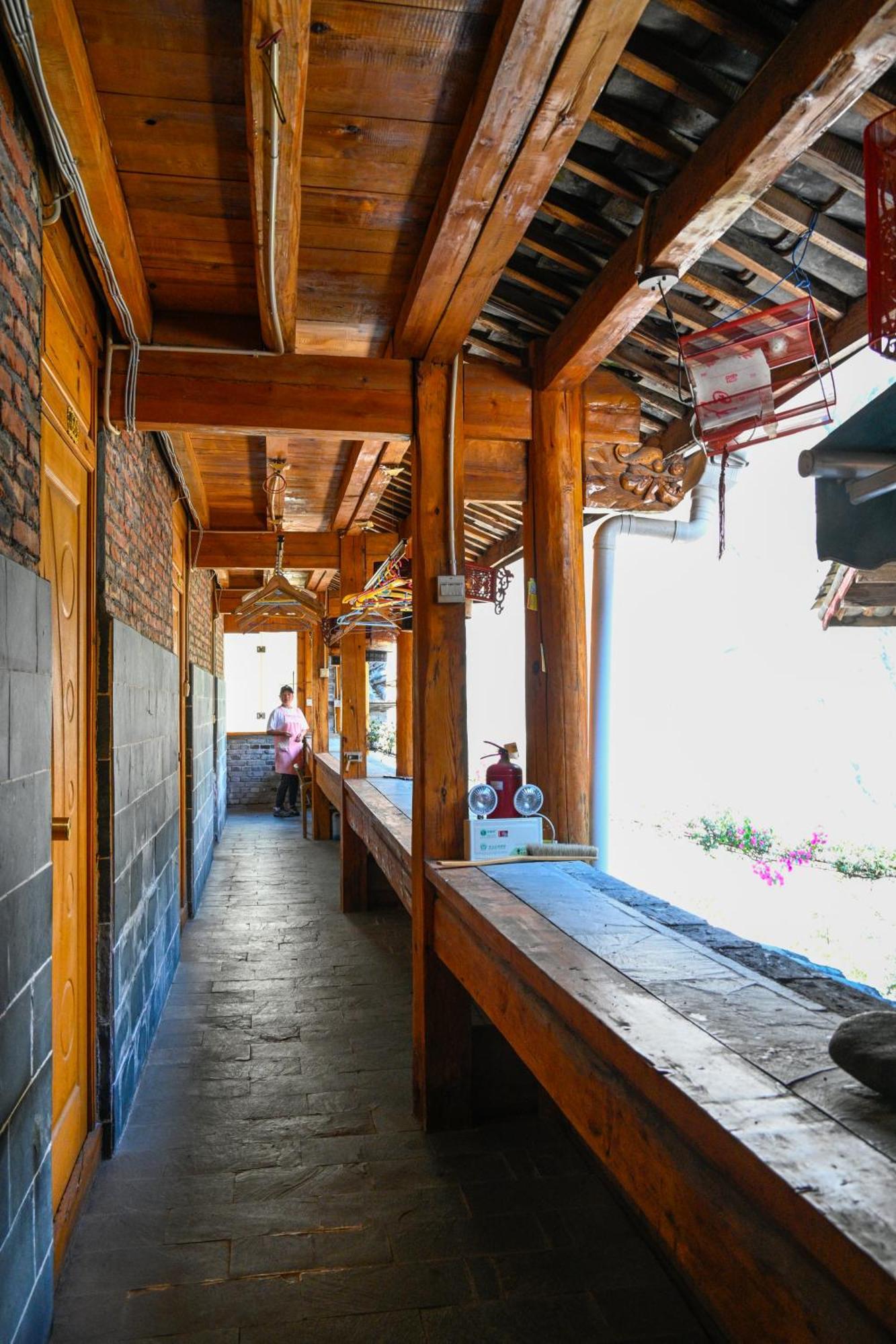 Tiger Leaping Gorge Sean'S Spring Guesthouse Shangri-La Exterior photo